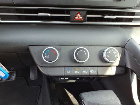 Used 2025 Hyundai Elantra SE FWD image 11