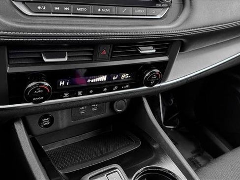 Used 2024 Nissan Rogue SV image 15