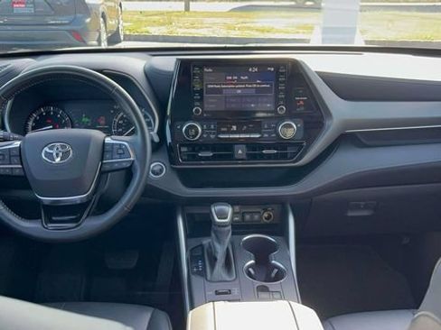 Used 2020 Toyota Highlander XLE AWD/4WD image 27
