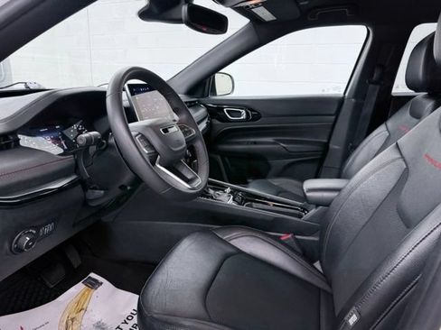Used 2025 Jeep Compass Trailhawk AWD/4WD image 19