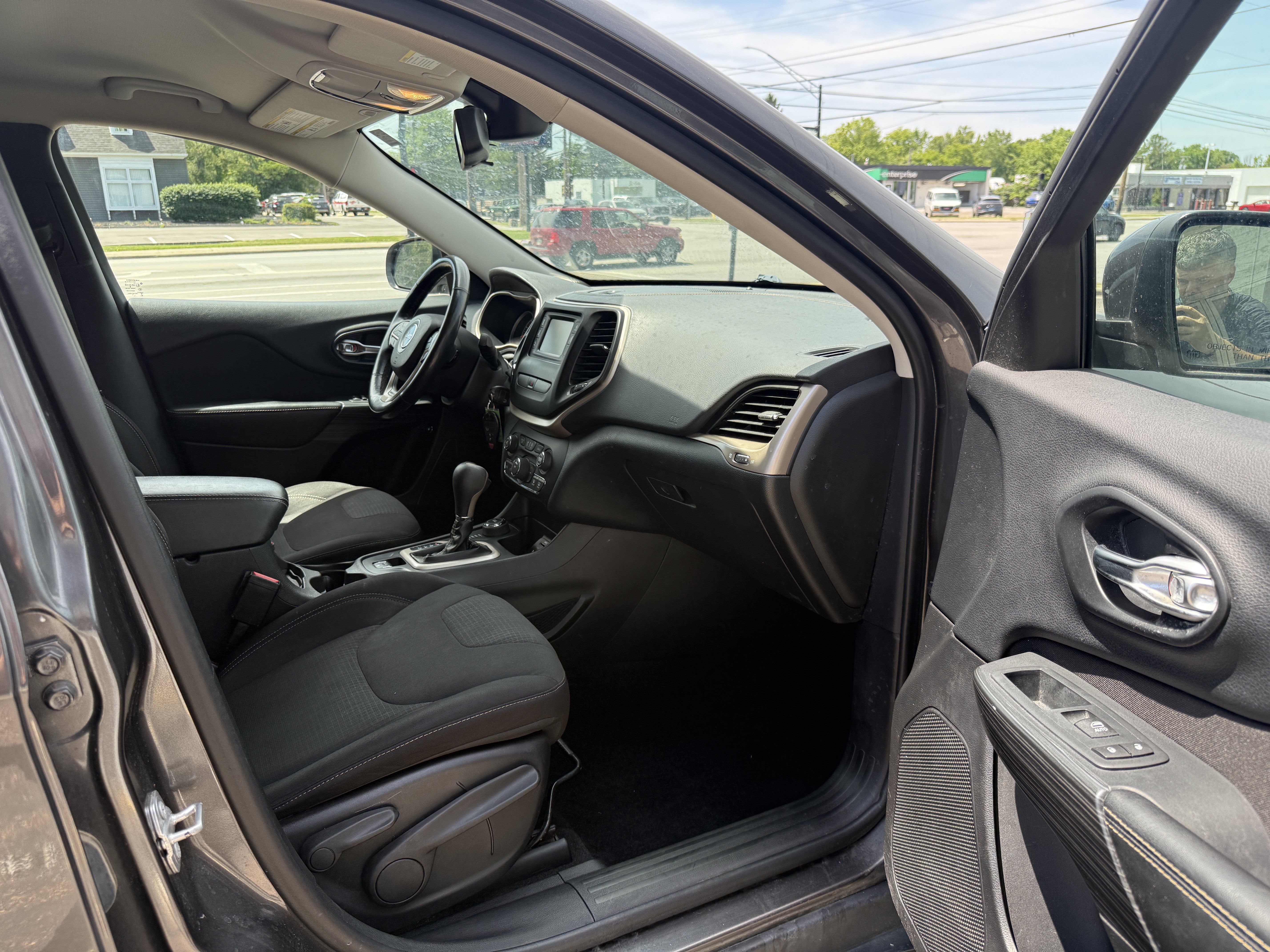 Used 2015 Jeep Cherokee Latitude w/ Cold Weather Group AWD/4WD image 10