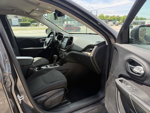 Used 2015 Jeep Cherokee Latitude w/ Cold Weather Group AWD/4WD image 10