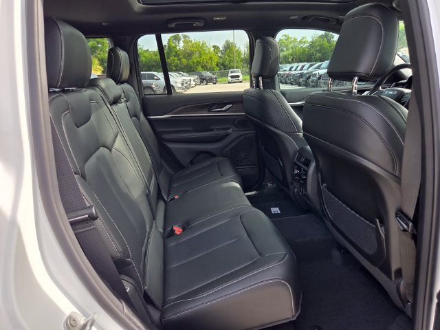 New 2026 Jeep Grand Cherokee Limited w/ Luxury Tech Group II AWD/4WD image 17