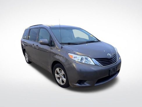 Used 2012 Toyota Sienna LE image 2