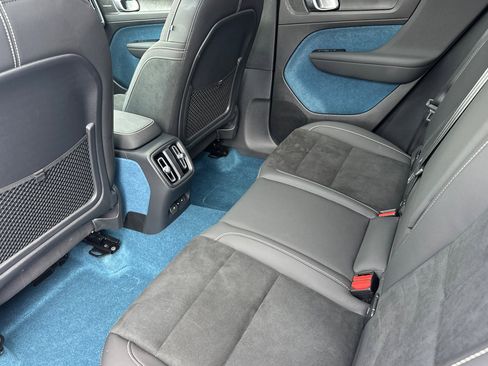 Used 2025 Volvo EX40 Ultra w/ Protection Package Premier image 5