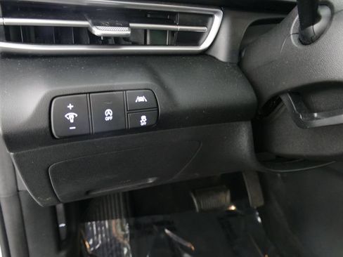 Used 2022 Hyundai Elantra SE FWD image 12