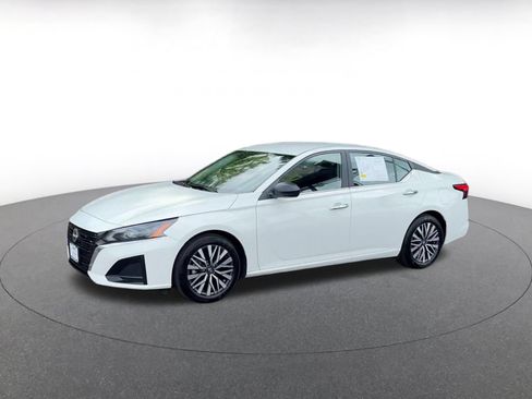 Used 2025 Nissan Altima 2.5 SV FWD image 8