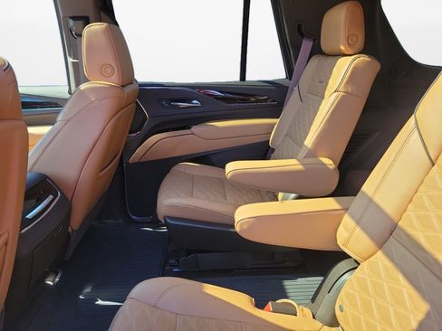 Used 2021 Cadillac Escalade Premium Luxury image 16