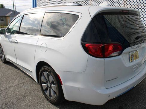 Used 2018 Chrysler Pacifica Limited w/ Advanced Safetytec Group image 3