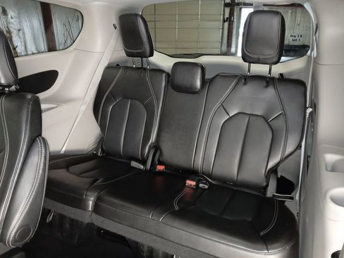 Used 2024 Chrysler Pacifica Touring-L FWD image 14
