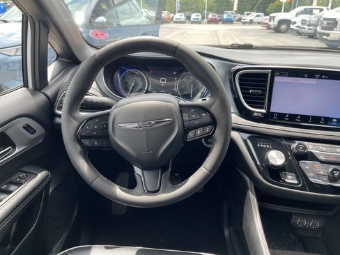 Used 2025 Chrysler Pacifica Limited FWD image 15