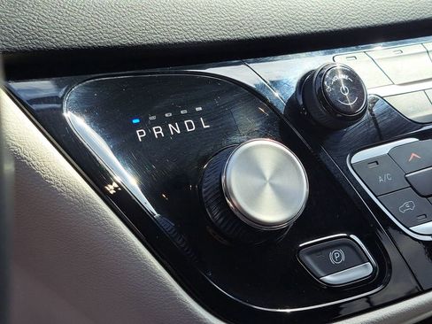 Used 2023 Chrysler Pacifica Touring-L image 22