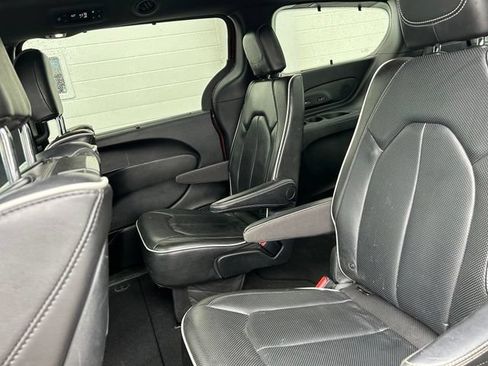 Certified 2019 Chrysler Pacifica Limited w/ S Appearance Package FWD image 9