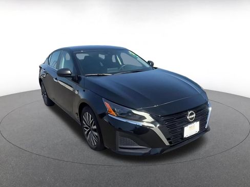 Used 2025 Nissan Altima 2.5 SV FWD image 3