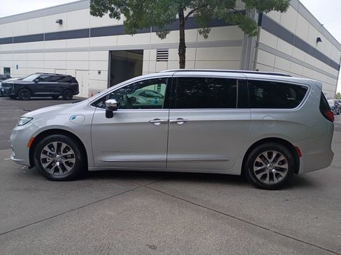 Used 2023 Chrysler Pacifica Pinnacle FWD image 7