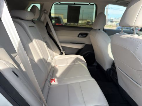 Used 2025 Nissan Rogue SL w/ Tech Package FWD image 32
