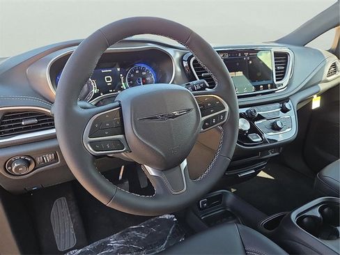 New 2026 Chrysler Pacifica Select image 15