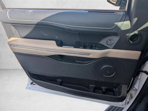 Used 2024 Ford Expedition Limited AWD/4WD image 9