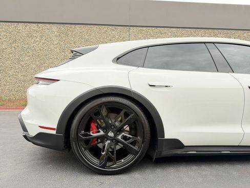 Used 2022 Porsche Taycan 4S AWD/4WD image 9