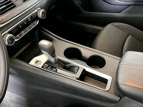 Used 2025 Nissan Altima 2.5 SV FWD image 13