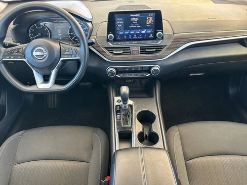 Used 2025 Nissan Altima 2.5 SV FWD image 13