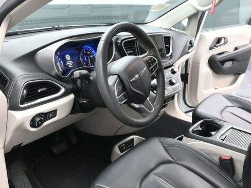 Used 2023 Chrysler Pacifica Touring-L image 15