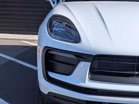 Certified 2025 Porsche Macan AWD/4WD image 13
