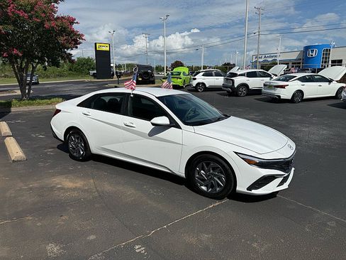 Used 2024 Hyundai Elantra SEL FWD image 6