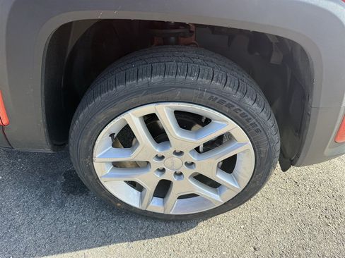 Used 2021 Jeep Renegade Latitude AWD/4WD image 9