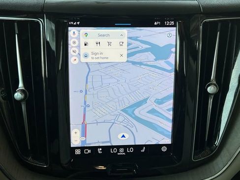 Used 2023 Volvo XC60 B5 Plus image 18