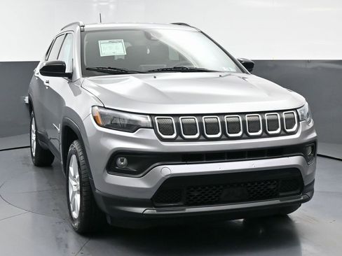 Used 2022 Jeep Compass Latitude image 4