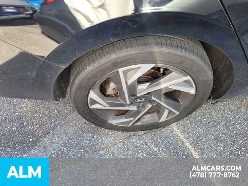 Used 2024 Hyundai Elantra Limited image 13