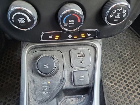 Used 2017 Jeep Compass Latitude w/ Cold Weather Group image 16