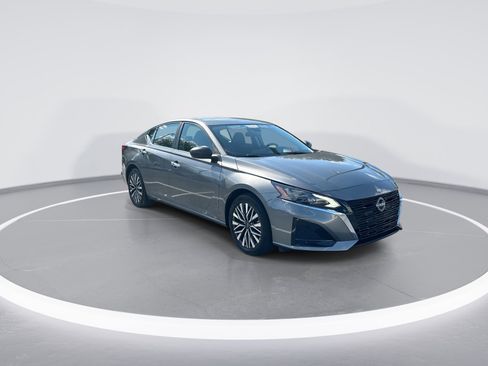 Used 2025 Nissan Altima 2.5 SV FWD image 2
