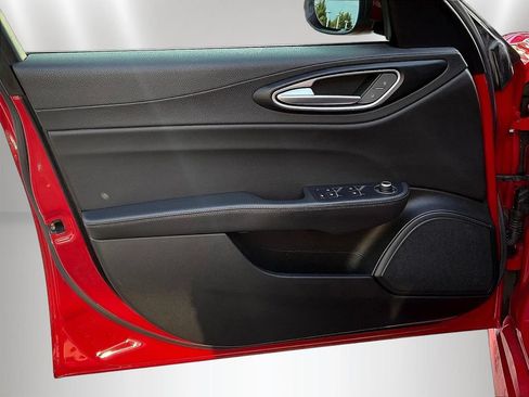Used 2017 Alfa Romeo Giulia AWD image 19