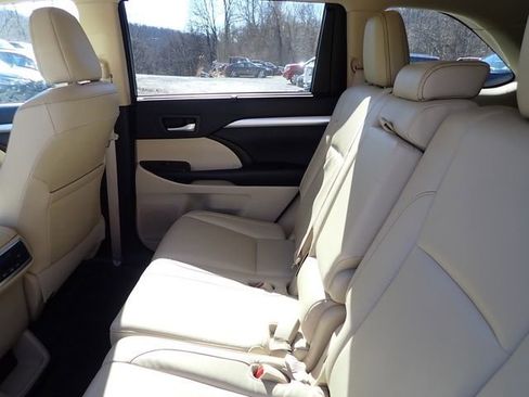Certified 2017 Toyota Highlander XLE w/ Carpet Mat Package image 11