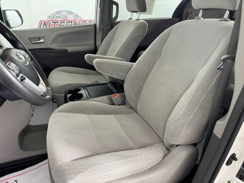 Used 2019 Toyota Sienna LE AWD/4WD image 30
