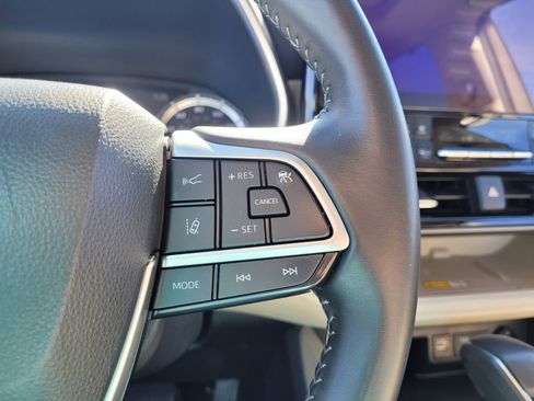 Certified 2024 Toyota Highlander XLE image 27