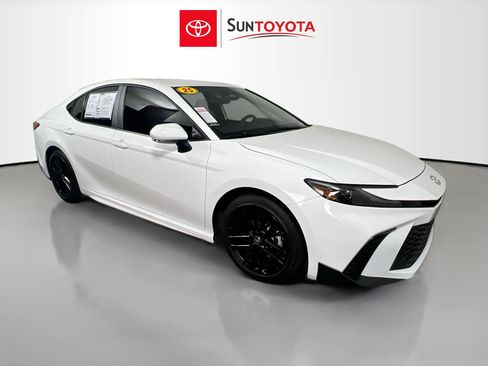 Used 2025 Toyota Camry SE FWD image 1