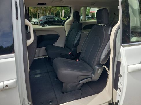 Used 2023 Chrysler Voyager LX FWD image 8