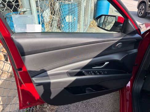 Used 2025 Hyundai Elantra SEL image 18