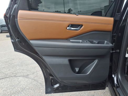 Used 2023 Nissan Pathfinder Platinum AWD/4WD image 11