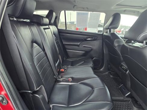 Used 2022 Toyota Highlander XLE image 33