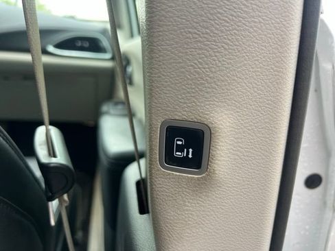 Used 2019 Chrysler Pacifica Limited FWD image 14