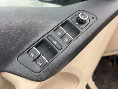 Used 2011 Volkswagen Tiguan 2WD image 24