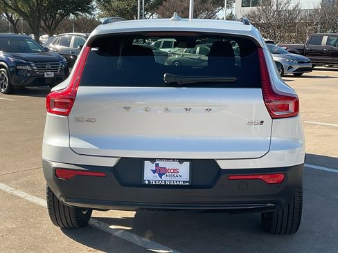 Used 2024 Volvo XC40 B5 Core image 6