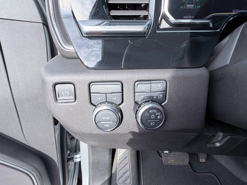 Used 2025 GMC Sierra 1500 SLT image 11