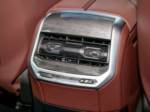 Used 2023 BMW 740i w/ Parking Assistance Package RWD image 29