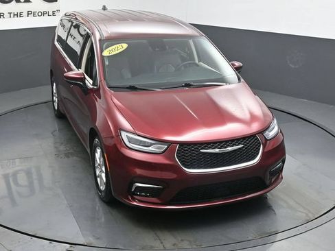 Used 2023 Chrysler Pacifica Touring-L FWD image 49