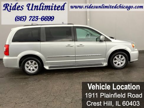 Used 2012 Chrysler Town & Country Touring image 6